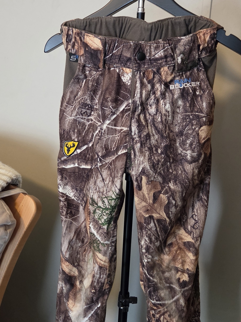 Youth Size Medium Realtree Waterproof Camouflage Pants